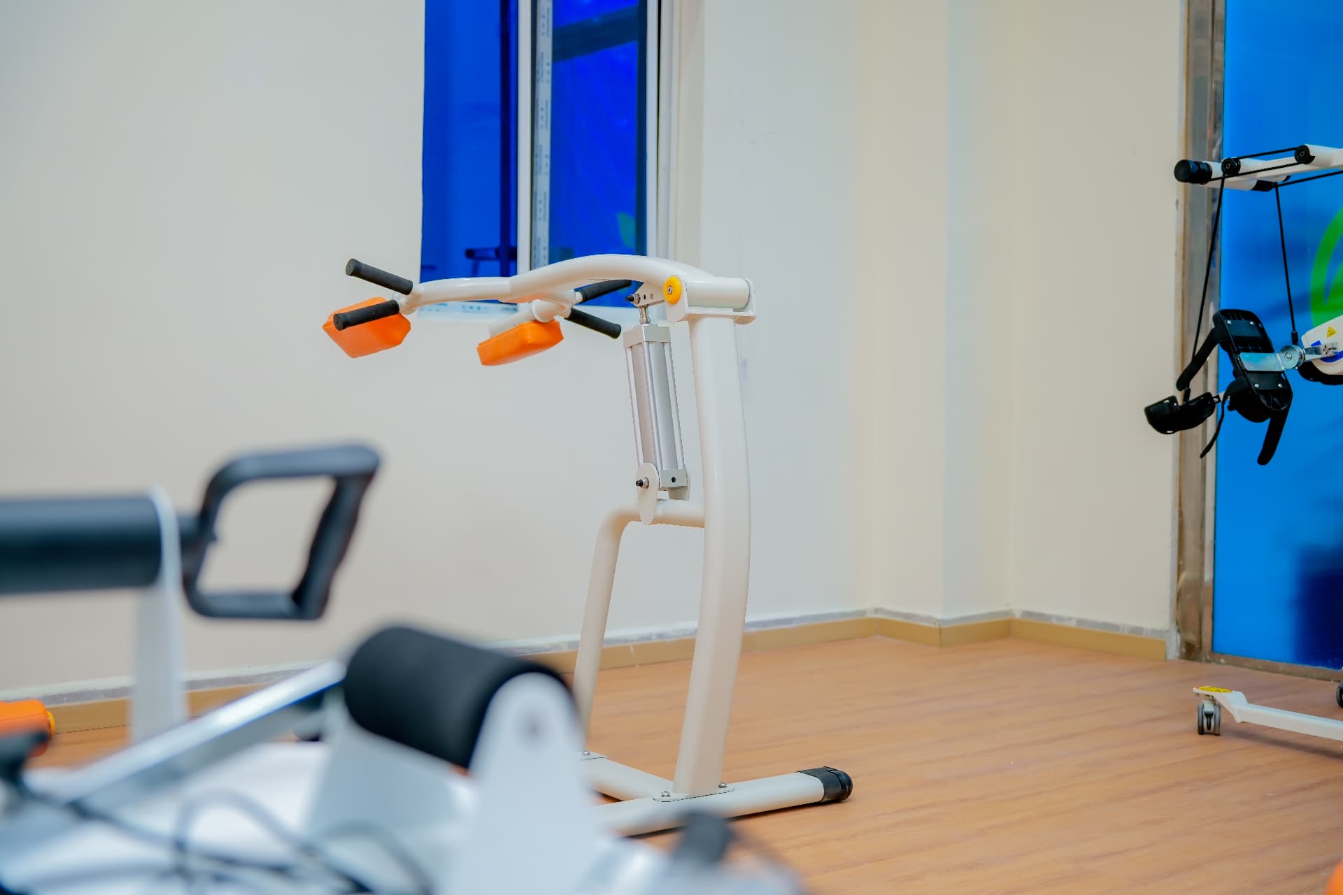 Standing rehabilitation equipment in the Rayhan treatment space